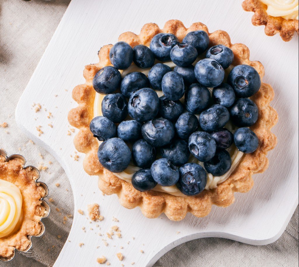 Blueberries and Pastry Cream Keto Pie: A Low-Carb Delight