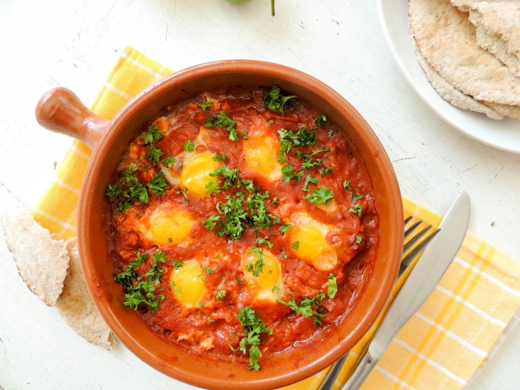 Poached quail eggs in tomatoes sauce - The Petit Gourmet