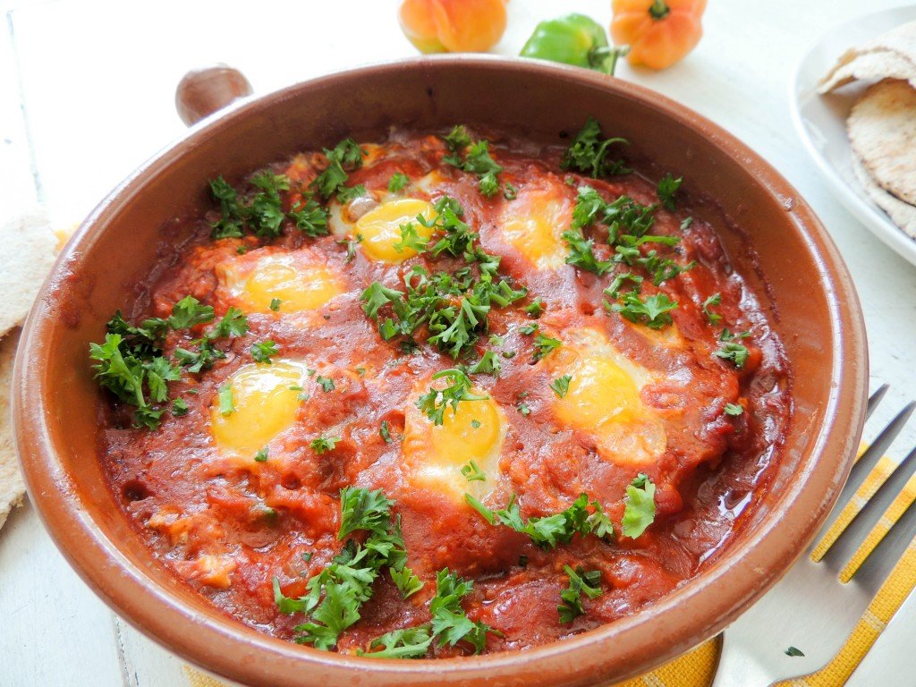Poached quail eggs in tomatoes sauce - The Petit Gourmet