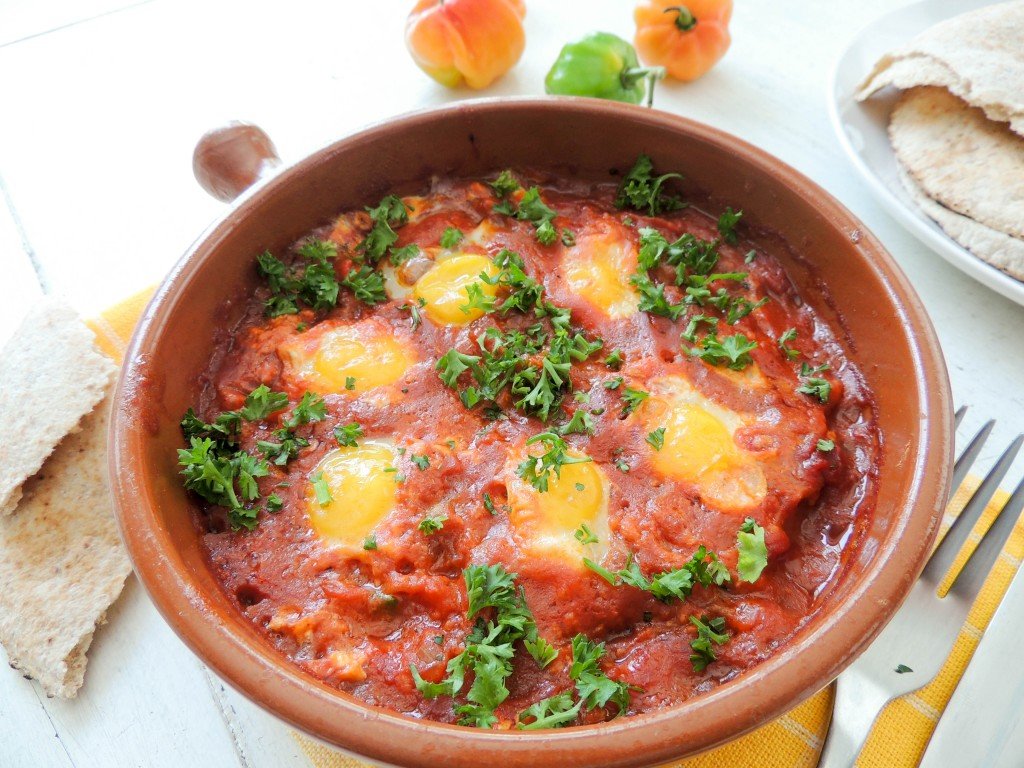 Poached quail eggs in tomatoes sauce - The Petit Gourmet