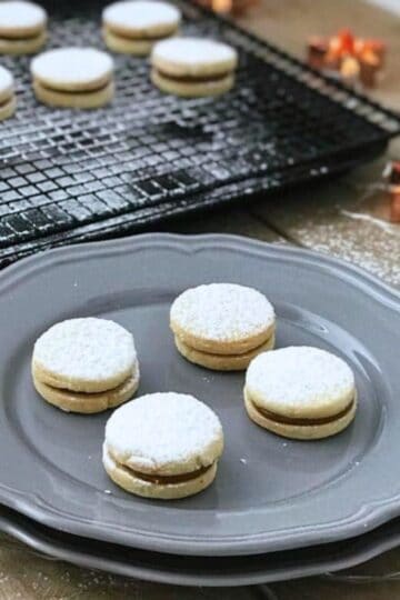 Alfajores Filled with Dulce de Leche