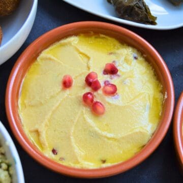 Simple creamy hummus
